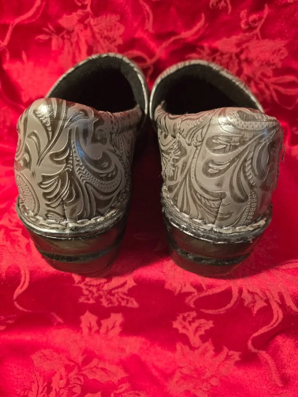 b.o.c. Born O Concept Embossed Slip‑On Shoes – Silver Floral/Paisley (10M)